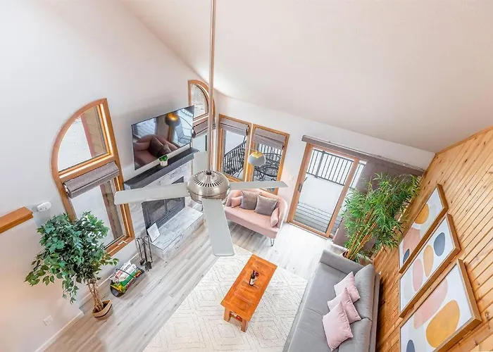 Peaceful 2-bedroom Townhome Retreat W/wooded View Сasa de vacaciones