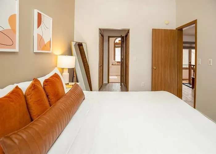 Peaceful 2-bedroom Townhome Retreat W/wooded View Сasa de vacaciones Galena