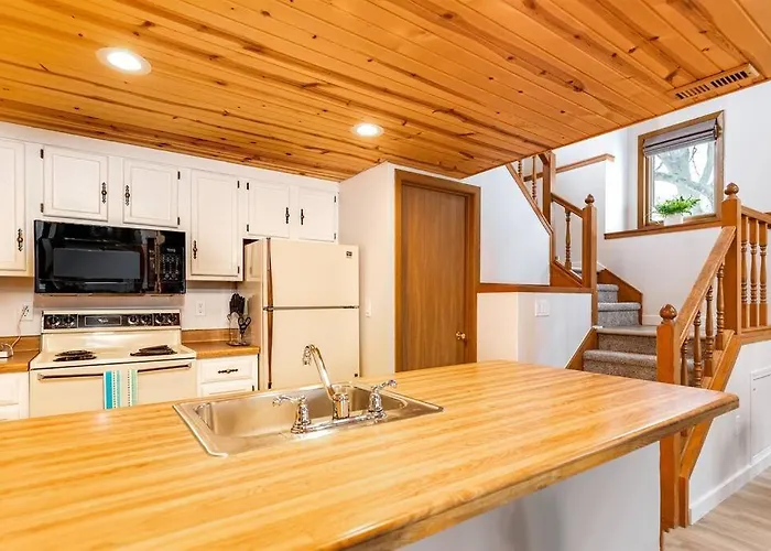 Сasa de vacaciones Peaceful 2-bedroom Townhome Retreat W/wooded View