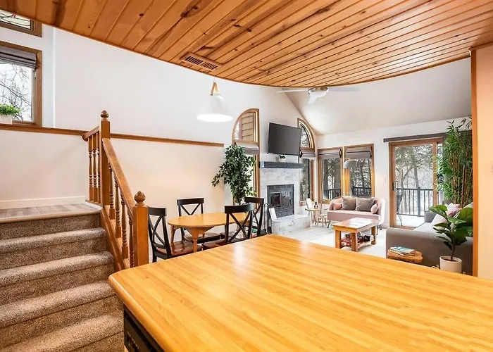 Peaceful 2-bedroom Townhome Retreat W/wooded View Сasa de vacaciones Galena
